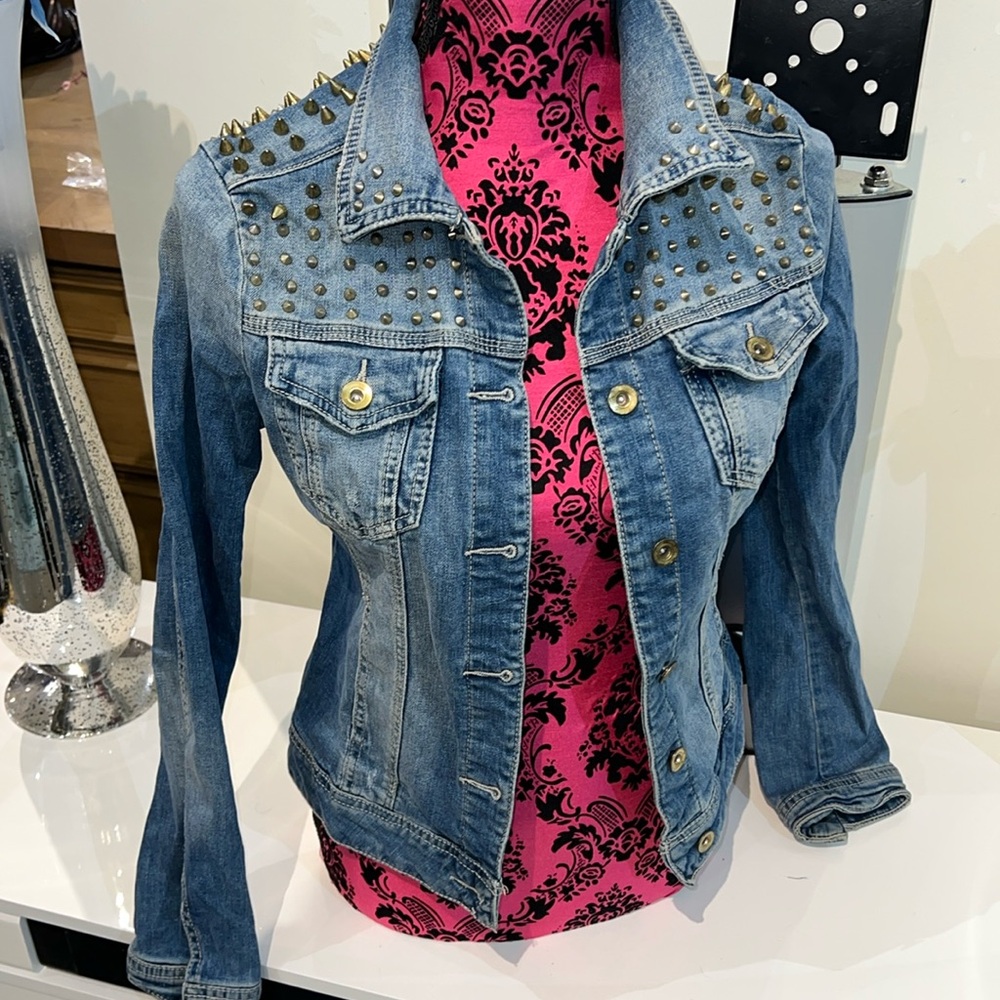 Stud shoulder jean jacket
